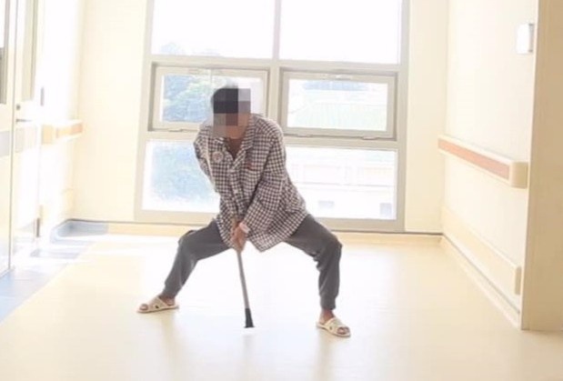 Chang trai khong the tu di vi hai chan khuynh nhu con cua hinh anh