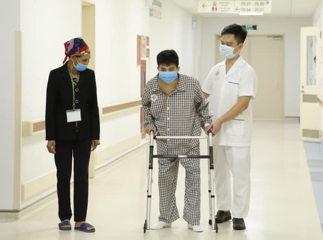 Chàng trai có hai chân dạng như con cua ảnh 2 Chang trai co hai chan dang nhu con cua anh 2