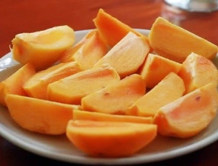 Benh nhan bi tac ruot sau khi an qua hong hinh anh