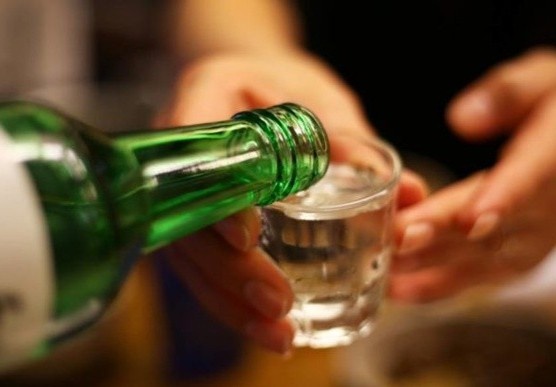 Benh nhan hon me, liet nua nguoi vi uong ruou hinh anh