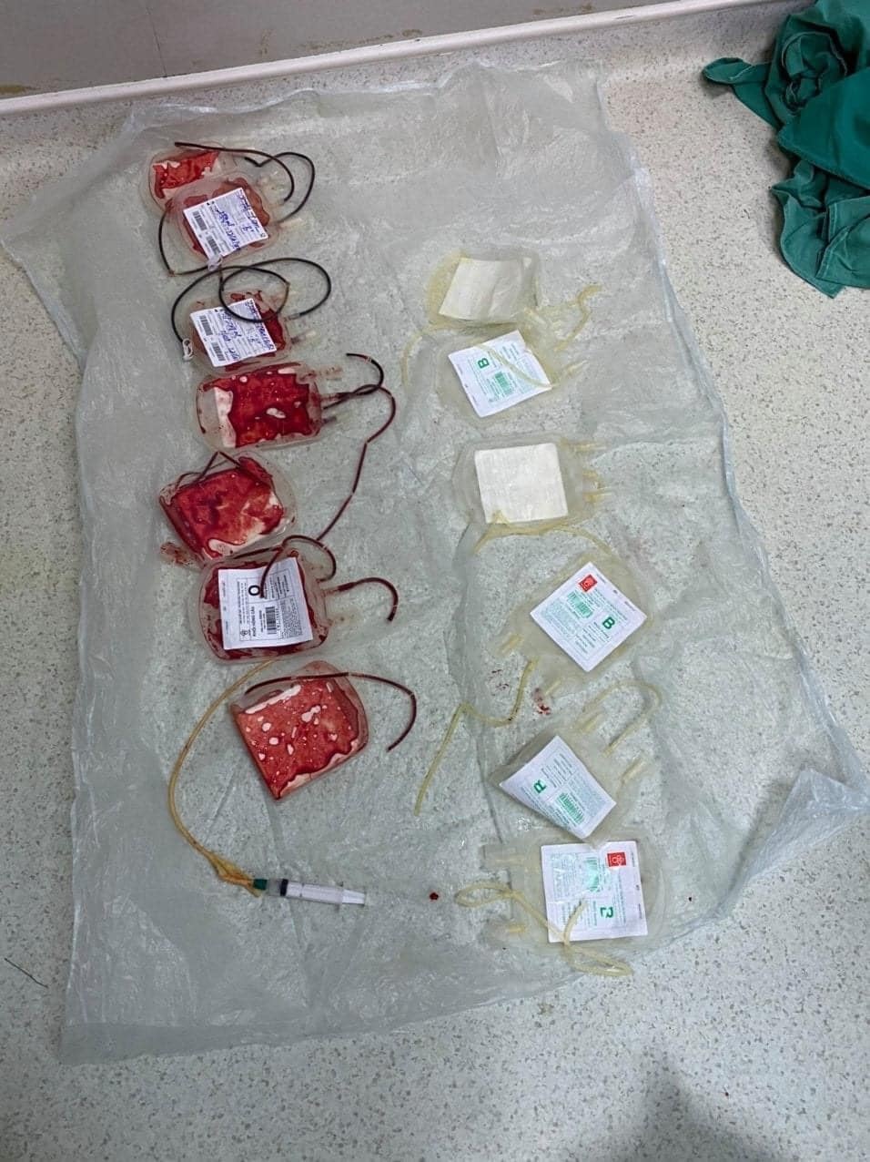 Bac si hien mau trong phong mo anh 1