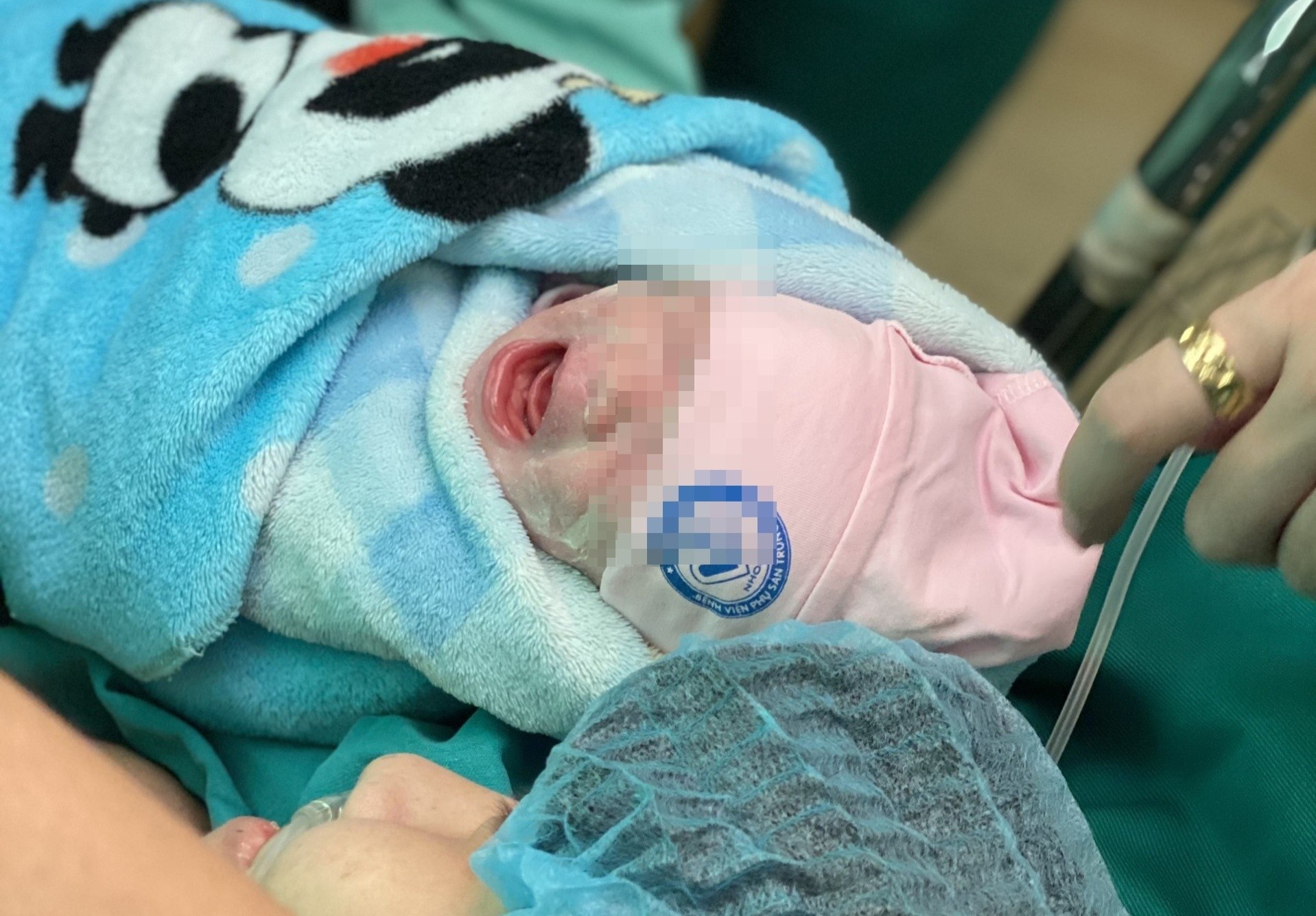 Ca mo bat con trong tu the ngoi cho nguoi me mac ung thu hinh anh