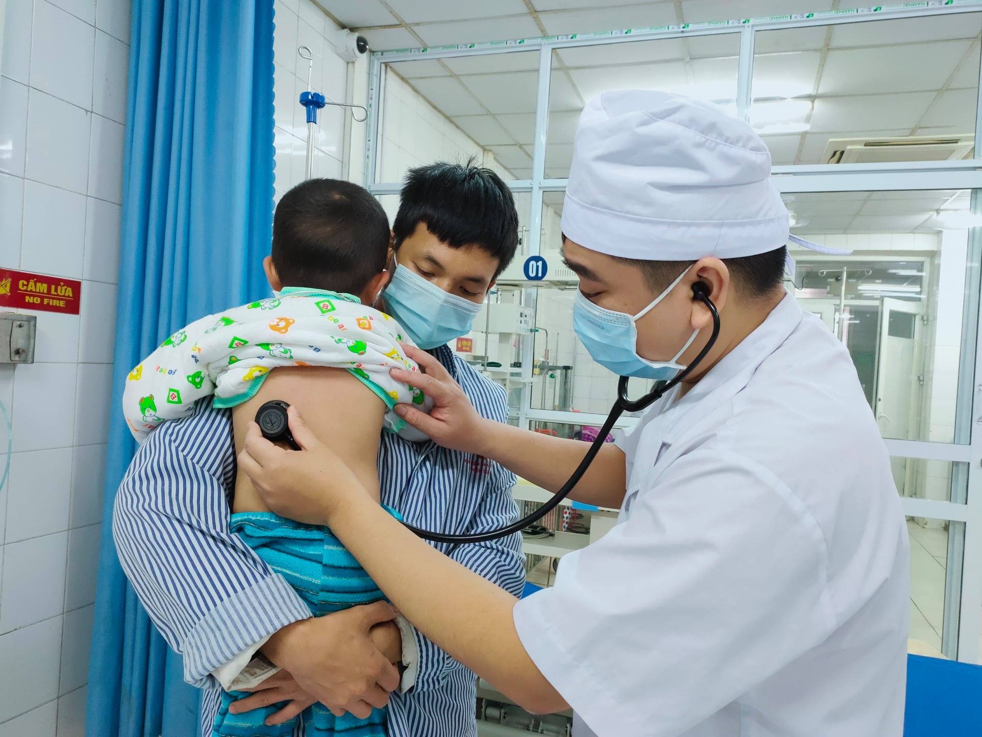 be 2 tuoi bi nga xuong ao anh 1