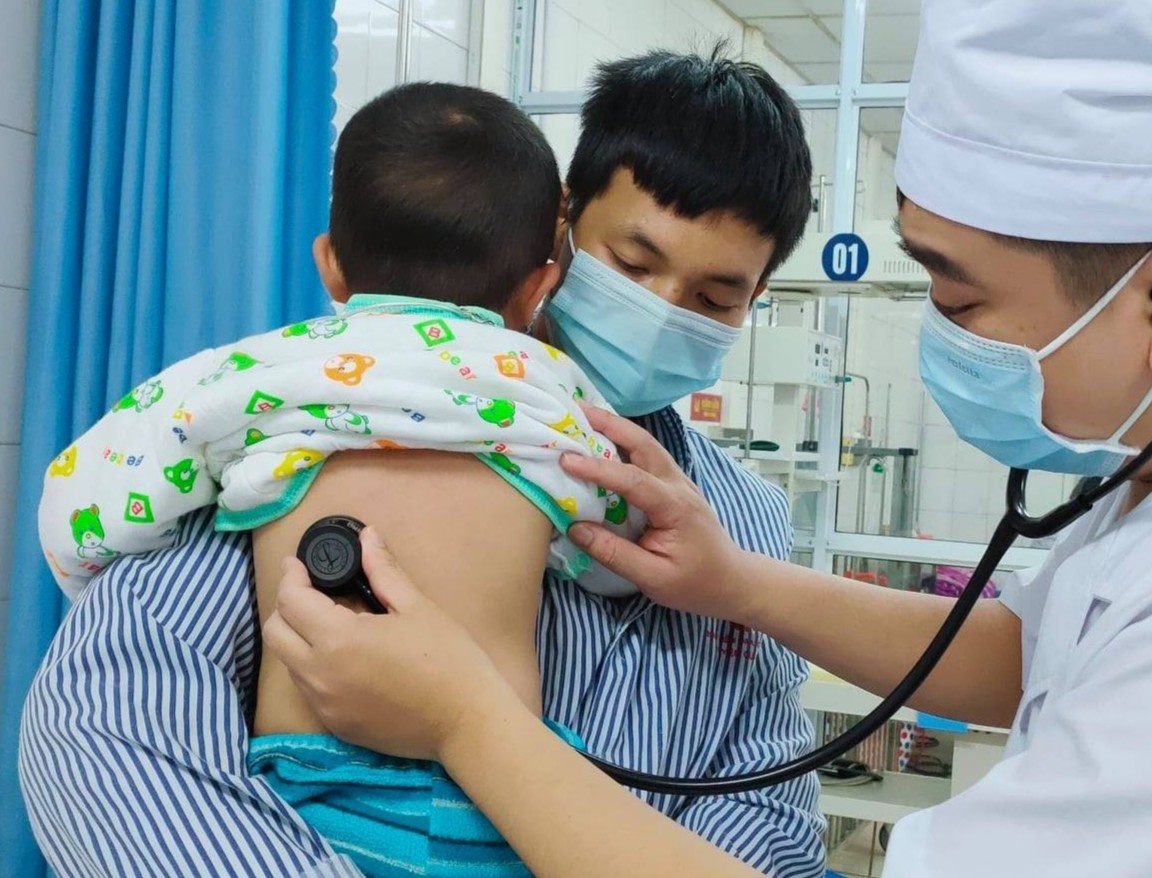 Xuyen dem cuu be 2 tuoi bi nga xuong ao hinh anh