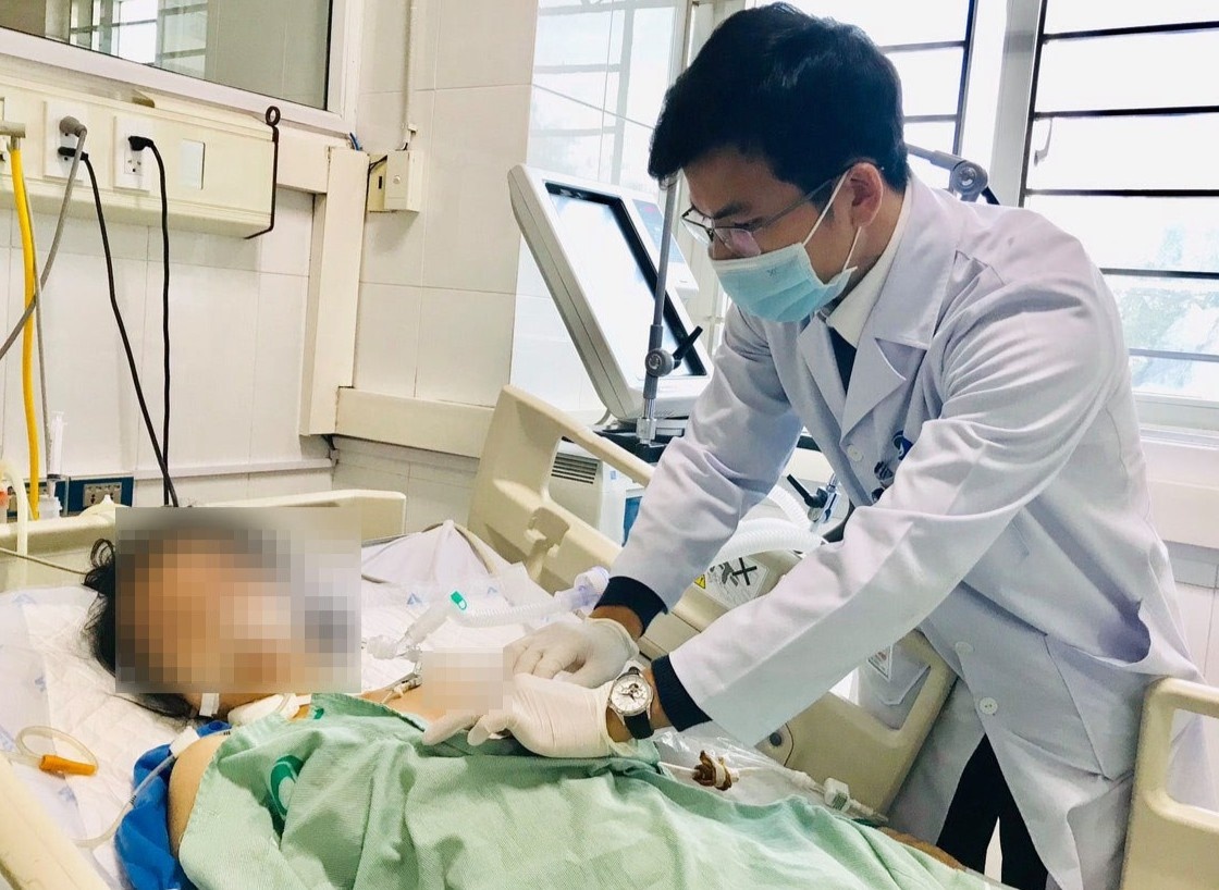 Cuu co gai 17 tuoi bi dam thau nguc hinh anh