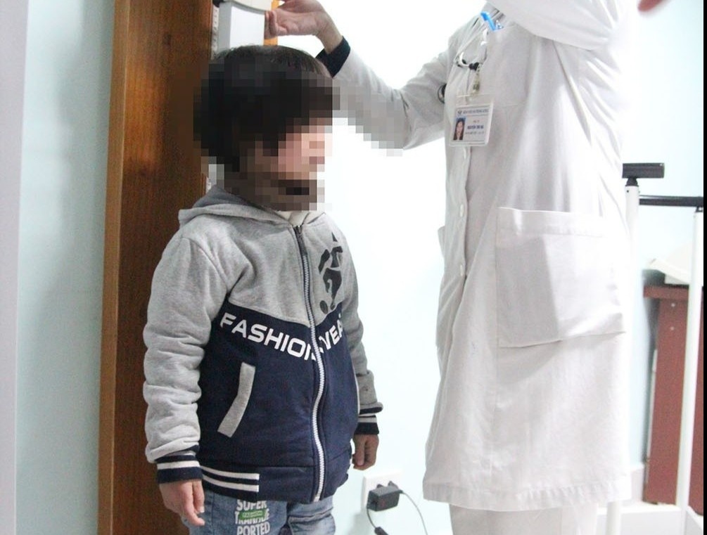 Be gai tang 28 cm sau gan 2 nam dieu tri bang hormone tang truong hinh anh