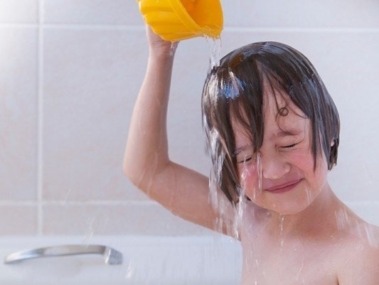 Nguyen tac quan trong khi tam cho tre trong mua dong hinh anh