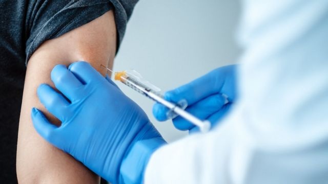 Vi sao nguoi nhiem HIV nen tiem vaccine Covid-19? hinh anh