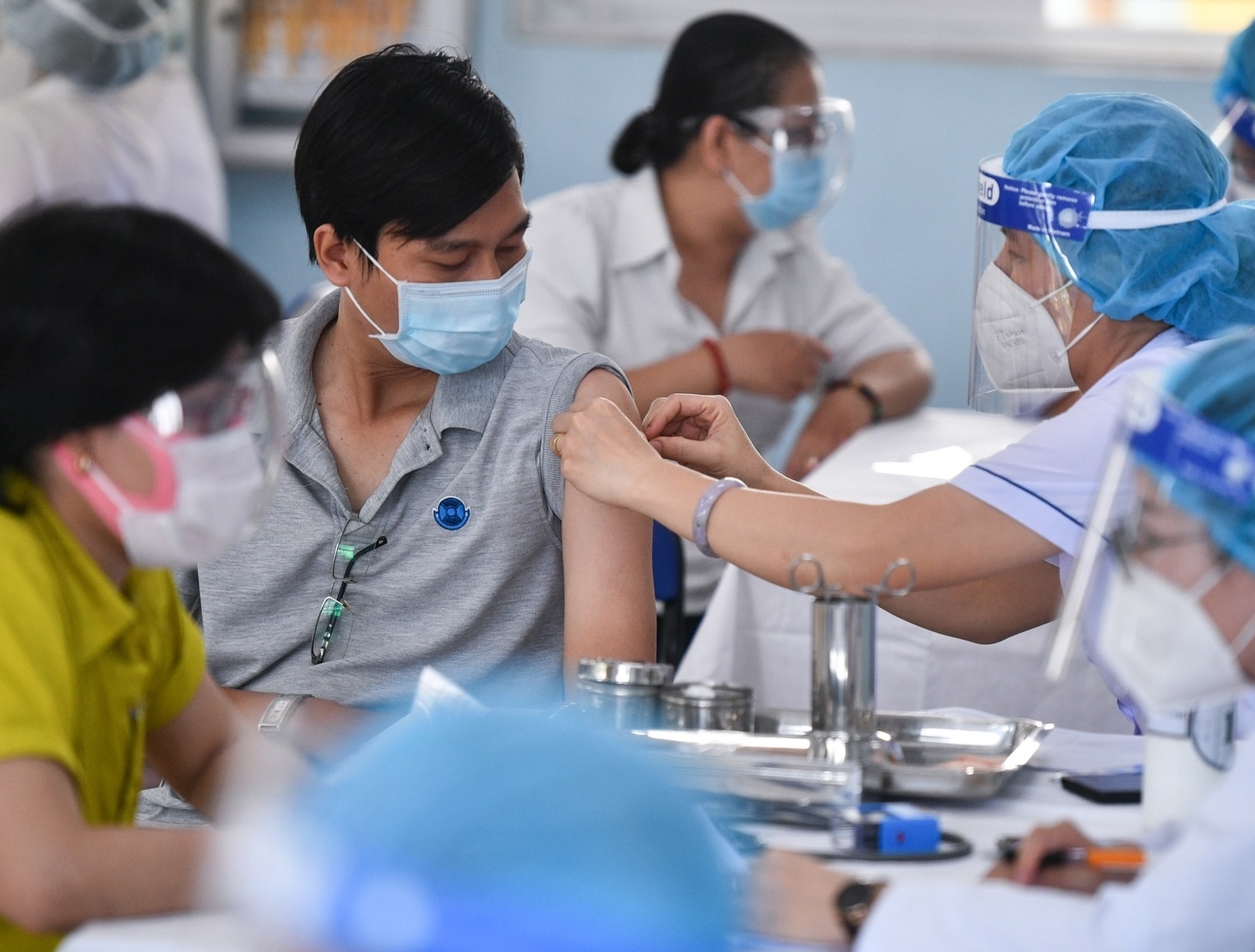 Thoi gian de vaccine Covid-19 kich hoat he thong mien dich hinh anh