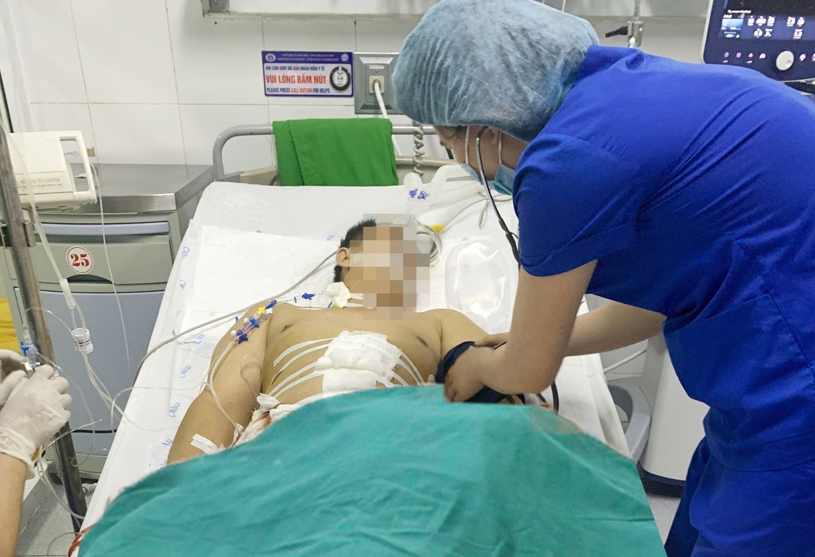 Nguoi dan ong thung ruot do hoc xuong ca hinh anh