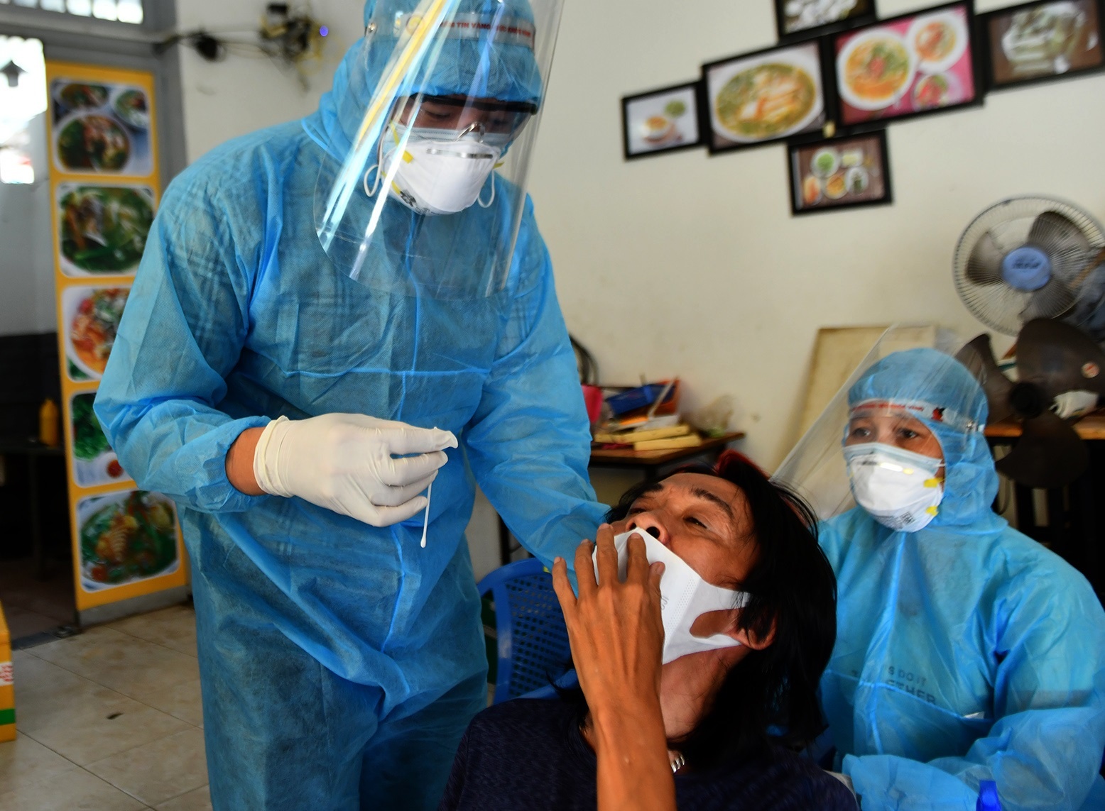 Nhung nguoi duoc mien phi xet nghiem Covid-19 hinh anh