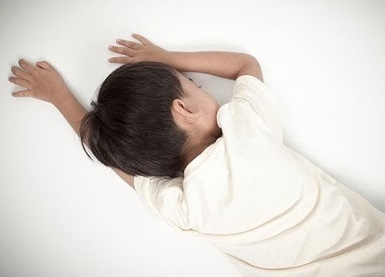 Thu pham khien be 5 tuoi ha duong huyet, ngat xiu hinh anh