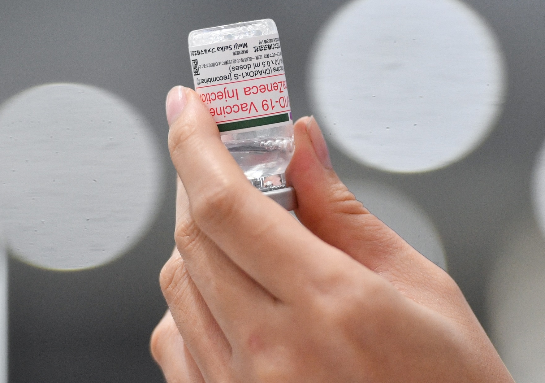 Nguoi tren 65 tuoi tai TP.HCM co duoc tiem vaccine Covid-19? hinh anh