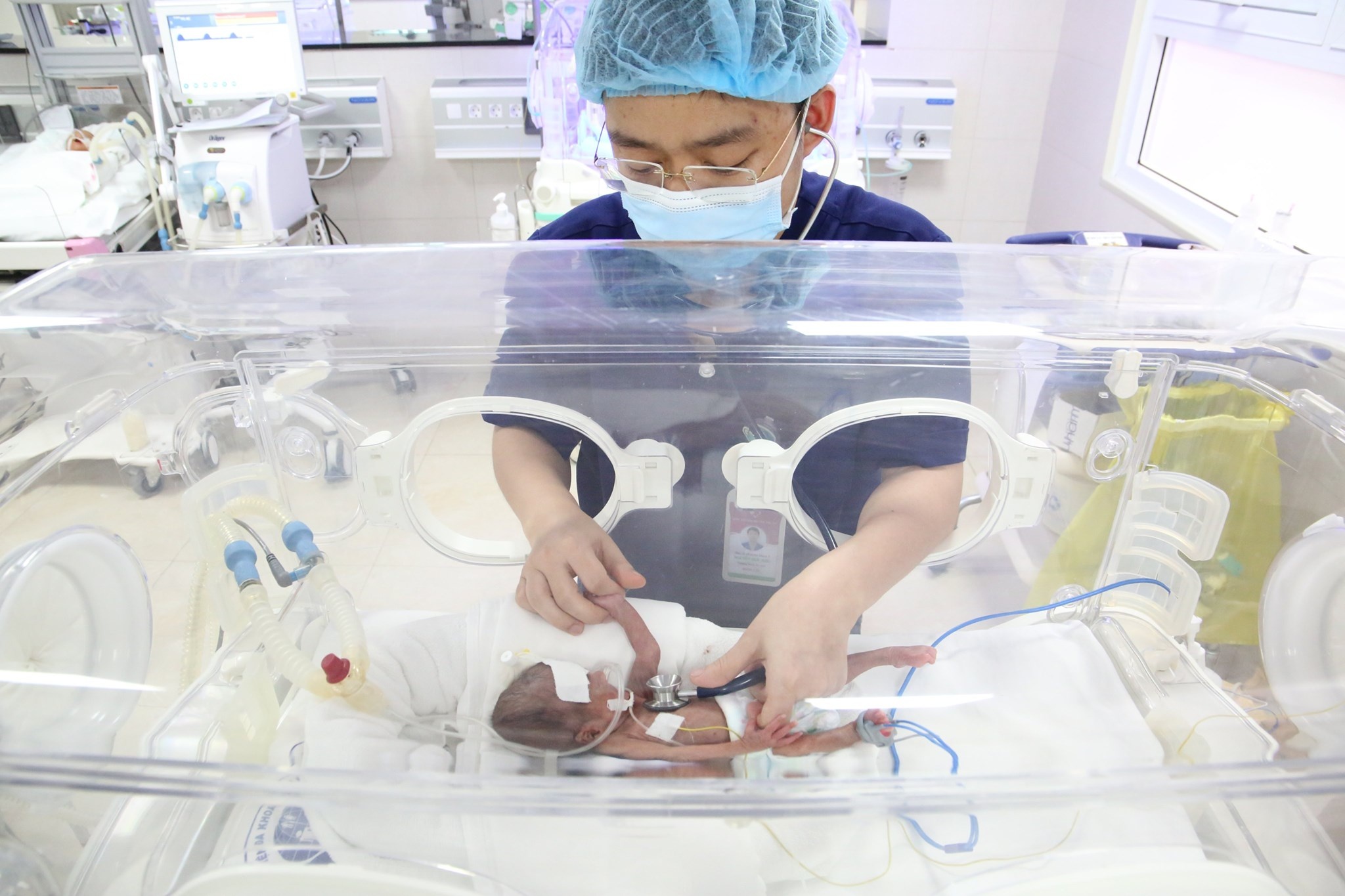 Cuu be sinh non anh 1