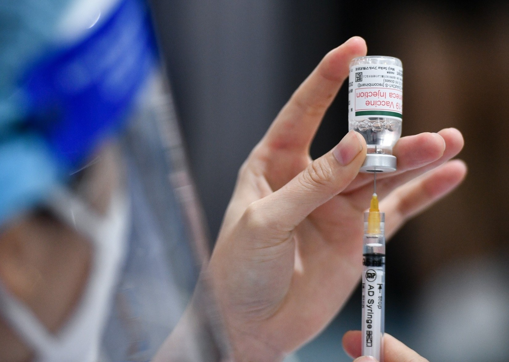 Nguoi bi di ung co nen tiem vaccine Covid-19? hinh anh