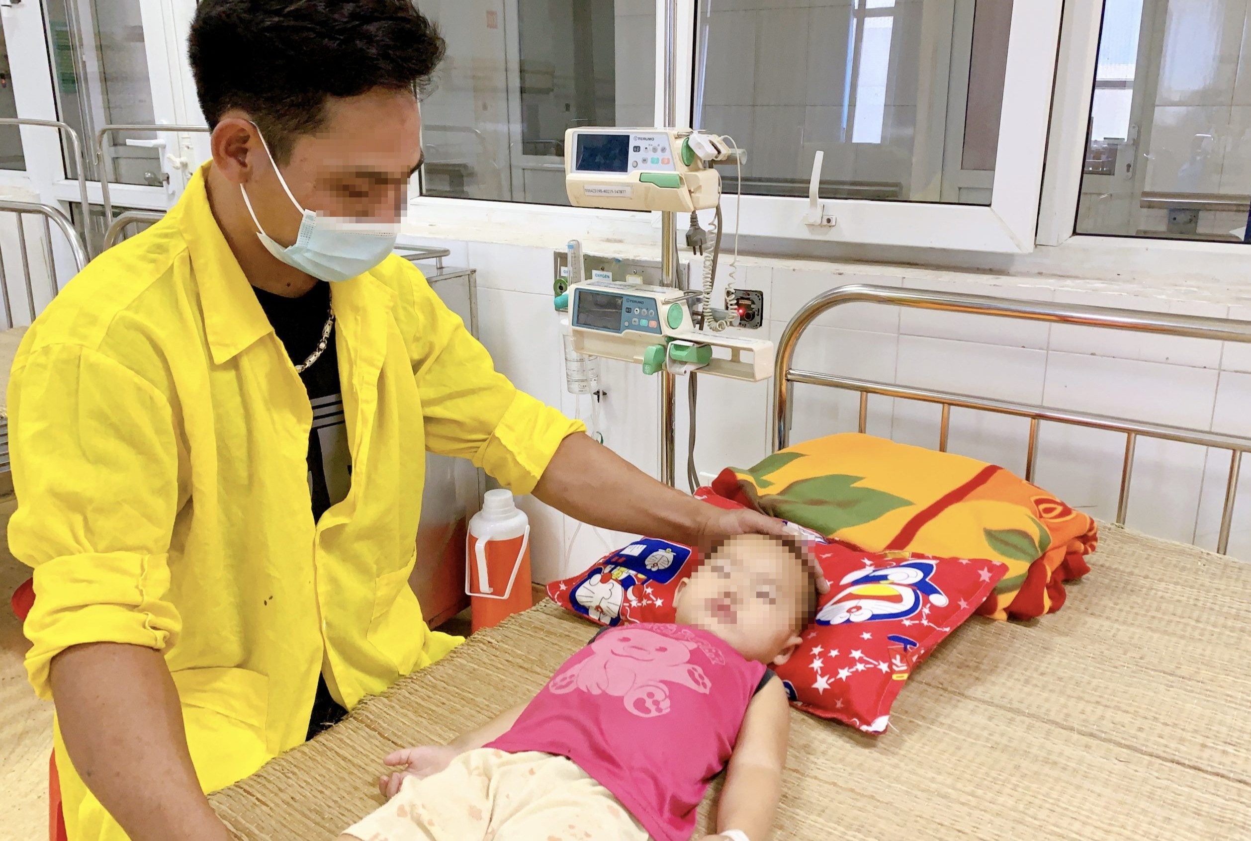 Cuu be 22 thang tuoi ngat khi tren oto hinh anh