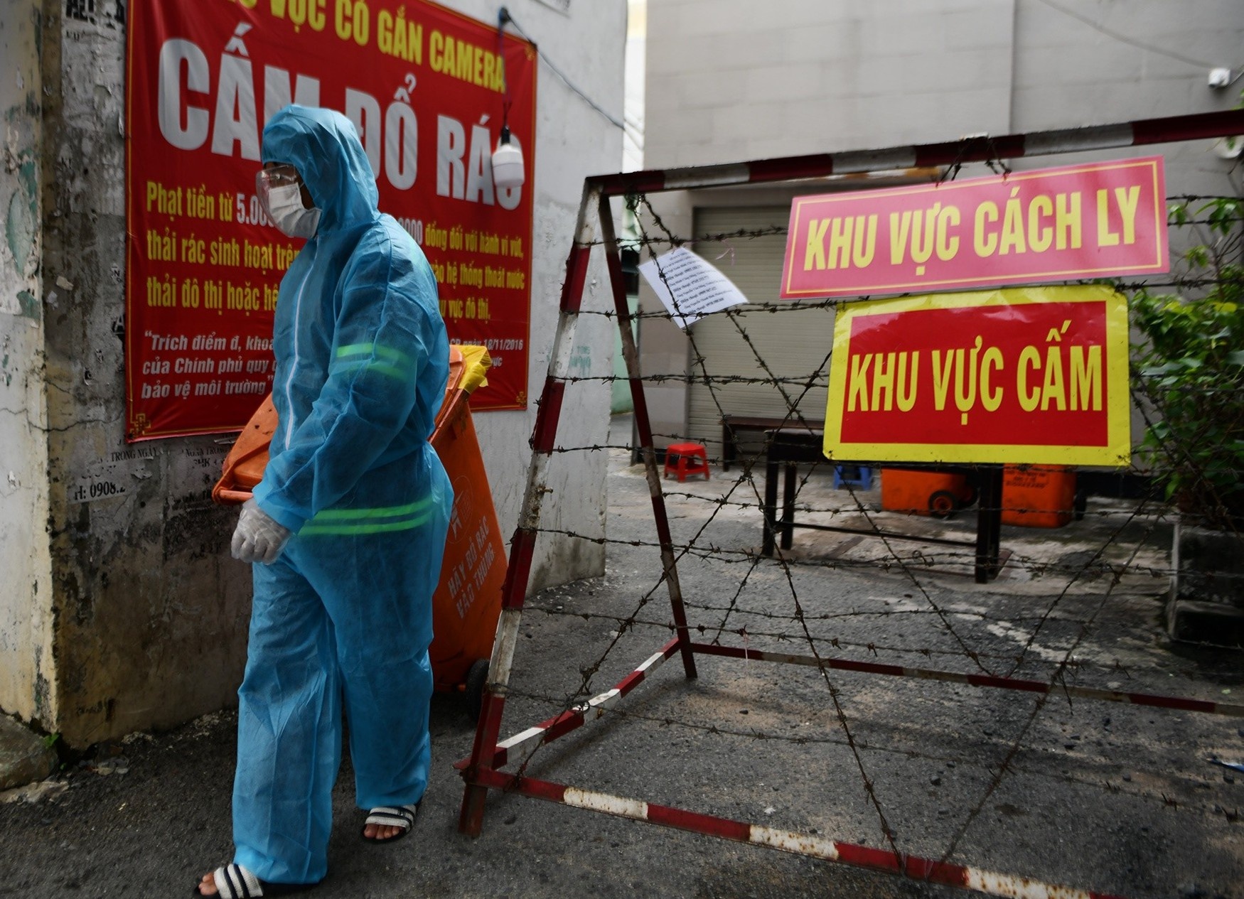 Nguoi trong khu phong toa o TP.HCM co duoc tiem vaccine Covid-19? hinh anh