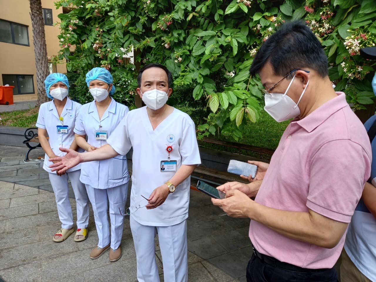 Benh nhan Covid-19 duoc xuat vien anh 1