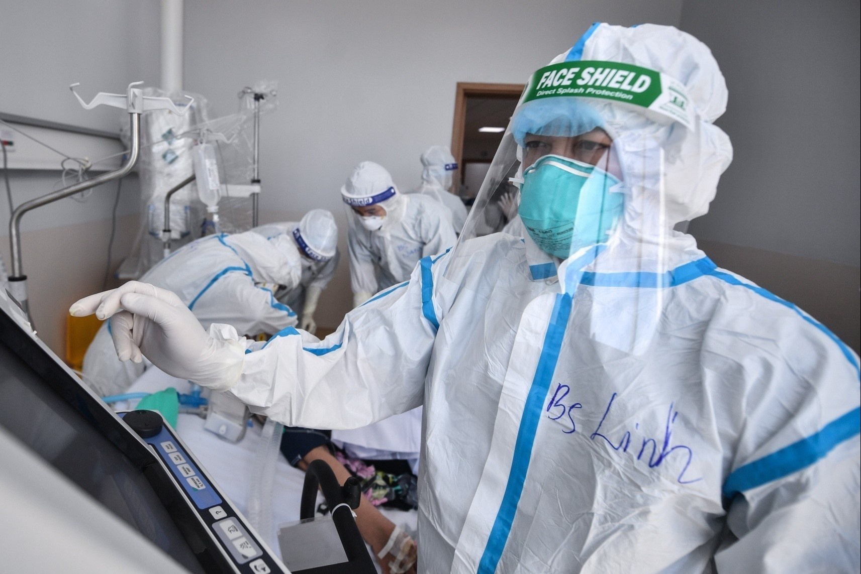 Gan 1.900 benh nhan Covid-19 o TP.HCM duoc xuat vien trong mot ngay hinh anh