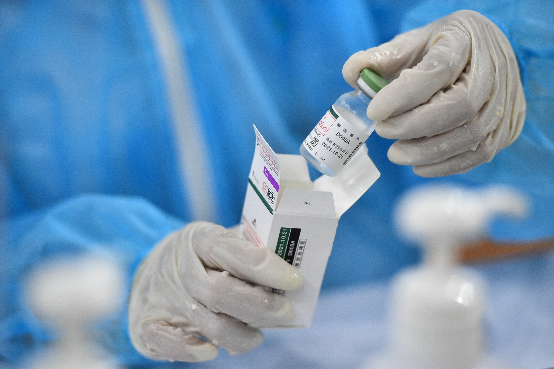 Toi dang uong thuoc khang sinh co duoc tiem vaccine Covid-19 khong? hinh anh