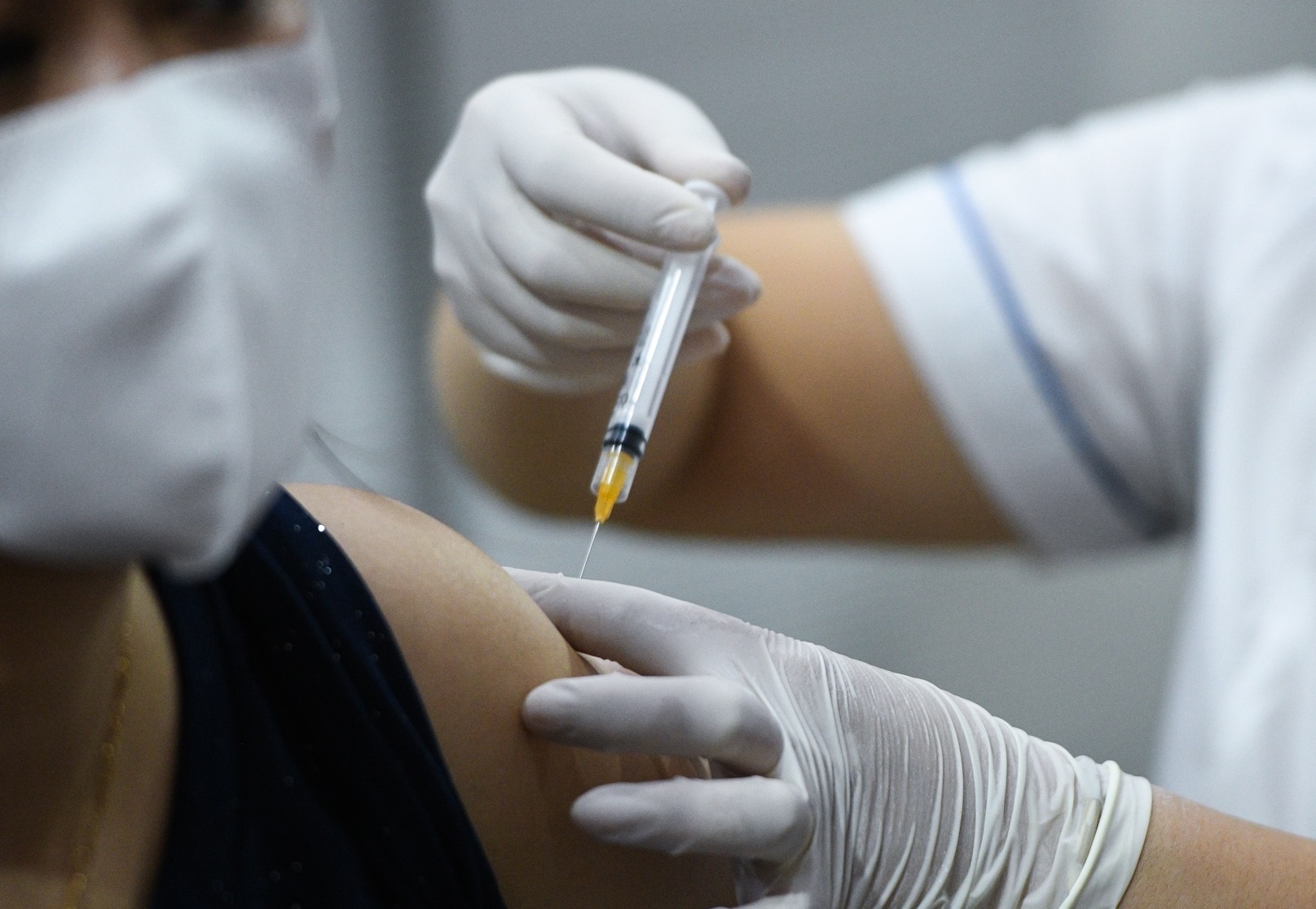 Sot sau khi tiem, vaccine Covid-19 moi co hieu qua? hinh anh