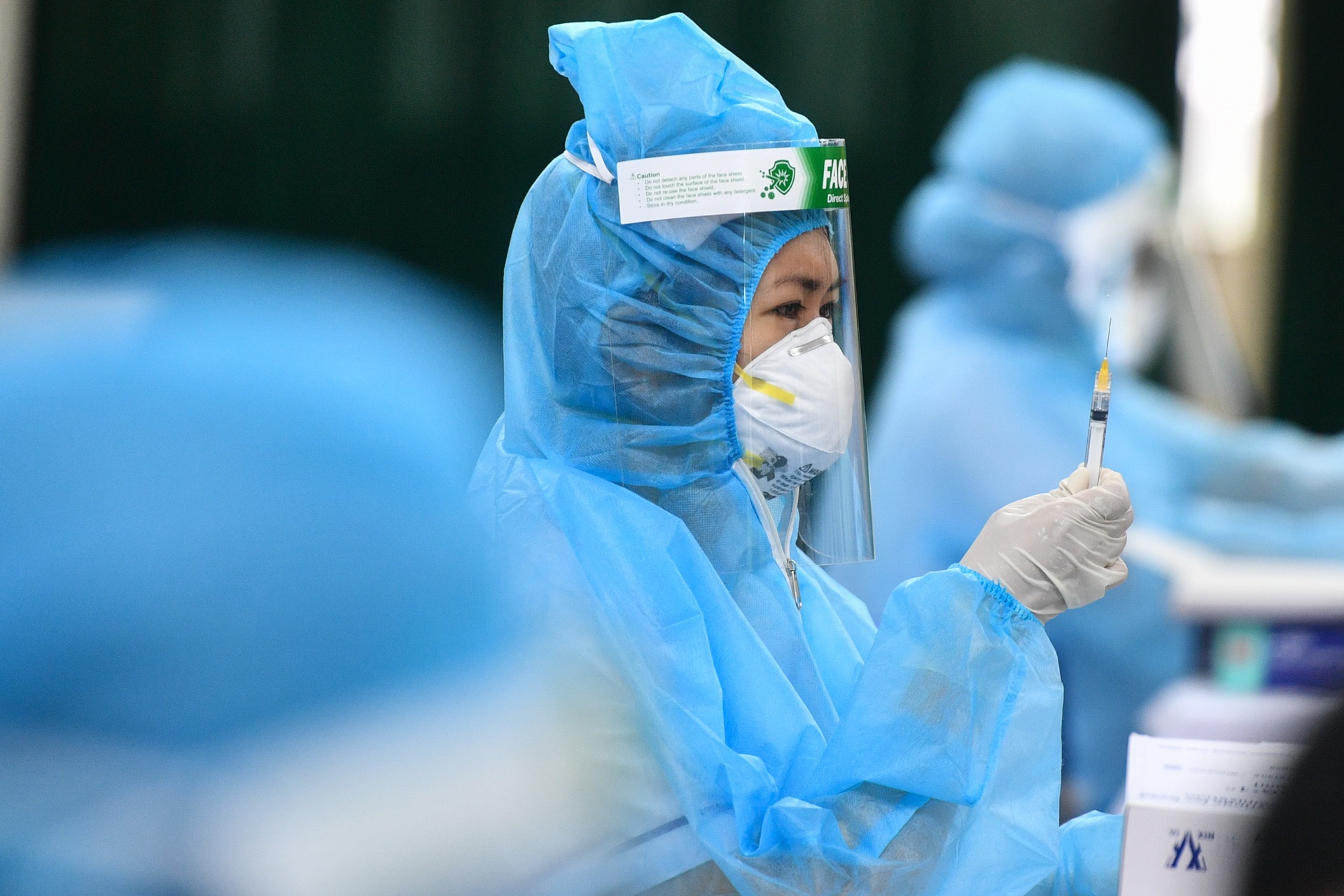 Nguoi bi xo gan co nen tiem vaccine Covid-19? hinh anh