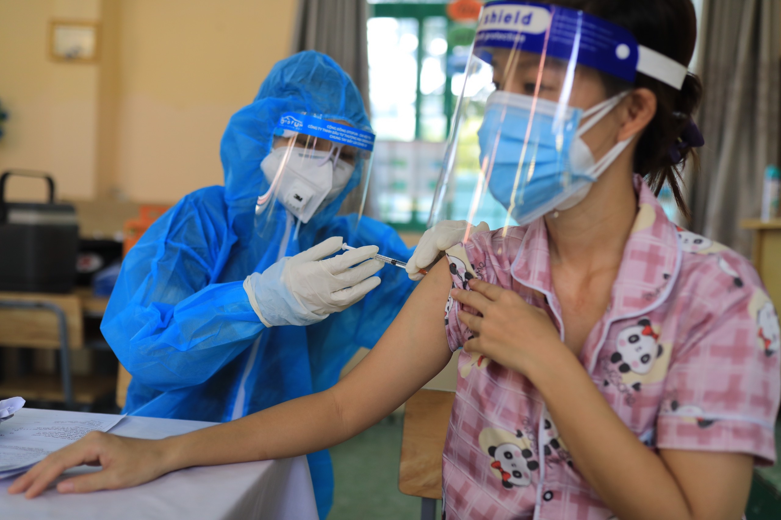 That lac giay chung nhan, nguoi dan co duoc tiem vaccine mui 2? hinh anh