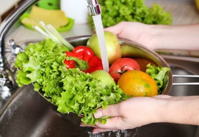 Co nen phun chat khu khuan len thuc pham? hinh anh