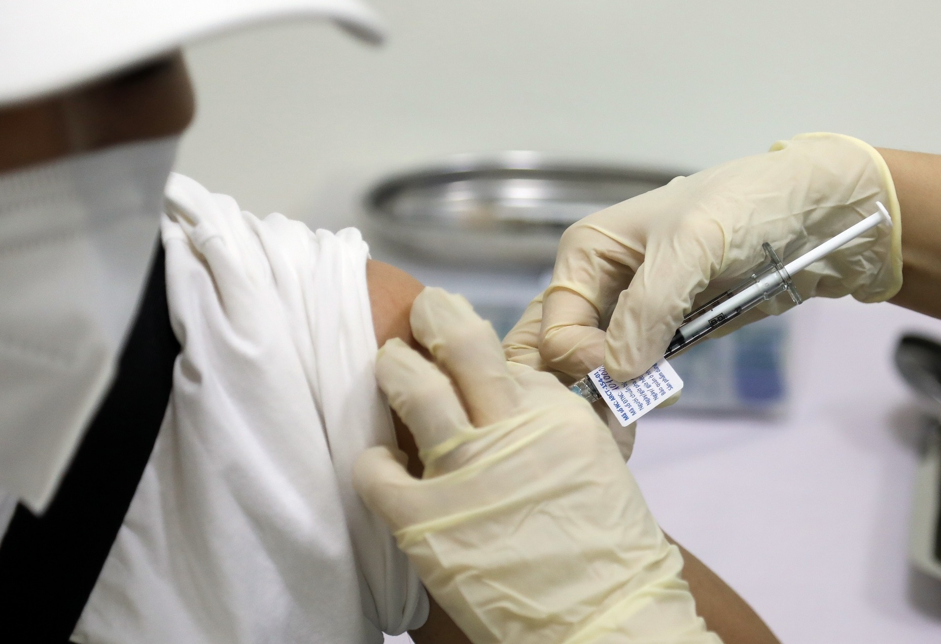 Khong sot sau tiem vaccine Covid-19 lieu co tot? hinh anh