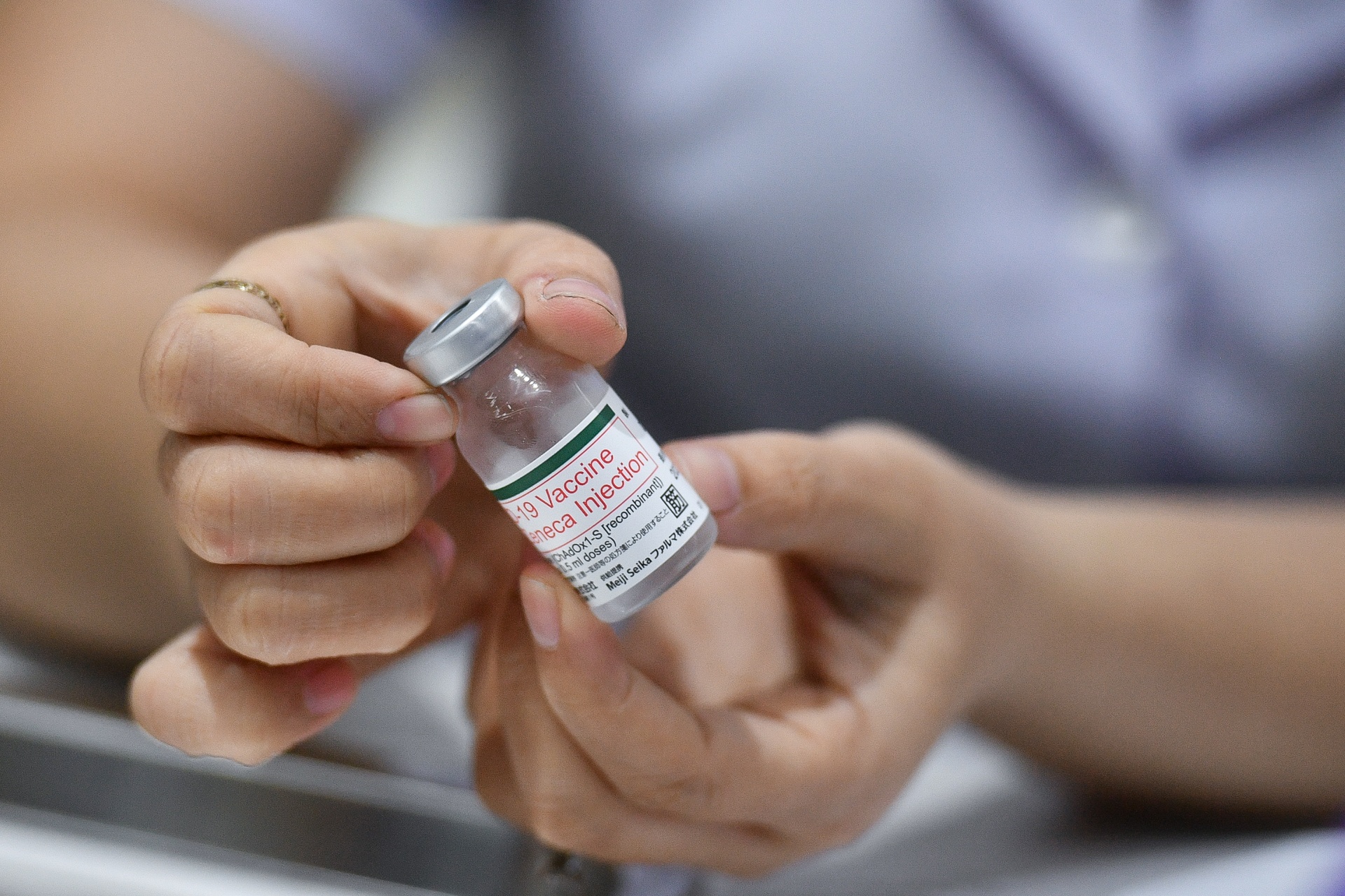 Hieu qua cua vaccine AstraZeneca khi rut ngan khoang cach 2 mui tiem hinh anh