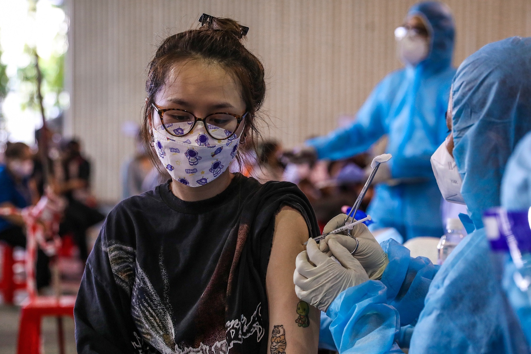 Co can tiem mui thu 3 vaccine Covid-19 cho nguoi khoe manh? hinh anh