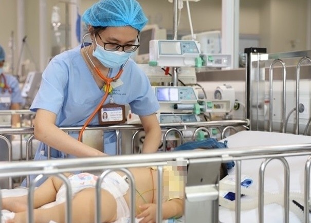 Nhieu tre nguy kich do nhiem khuan tu cau tu mun, vet xuoc hinh anh