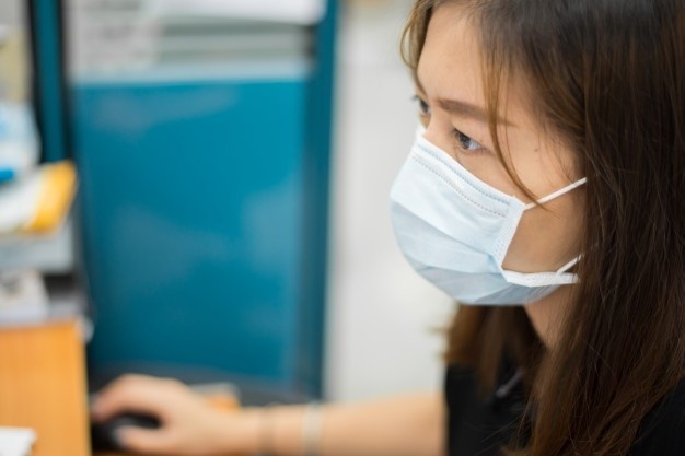 Không đeo khẩu trang ở nơi làm việc ảnh 2 Khong deo khau trang o noi lam viec anh 2
