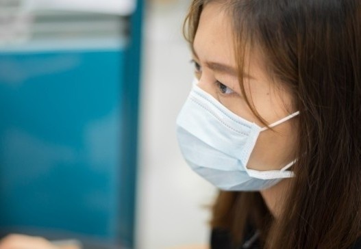 Cach dung khau trang sai khien ban de nhiem nCoV o noi lam viec hinh anh