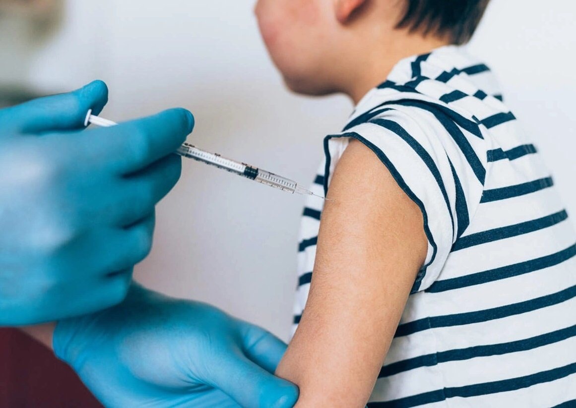 Tre 3-11 tuoi se duoc tiem vaccine khac, khong phai Pfizer va Moderna hinh anh