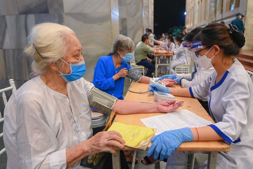 Bo Y te nhac cac dia phuong rut ngan khoang cach giua 2 mui tiem hinh anh