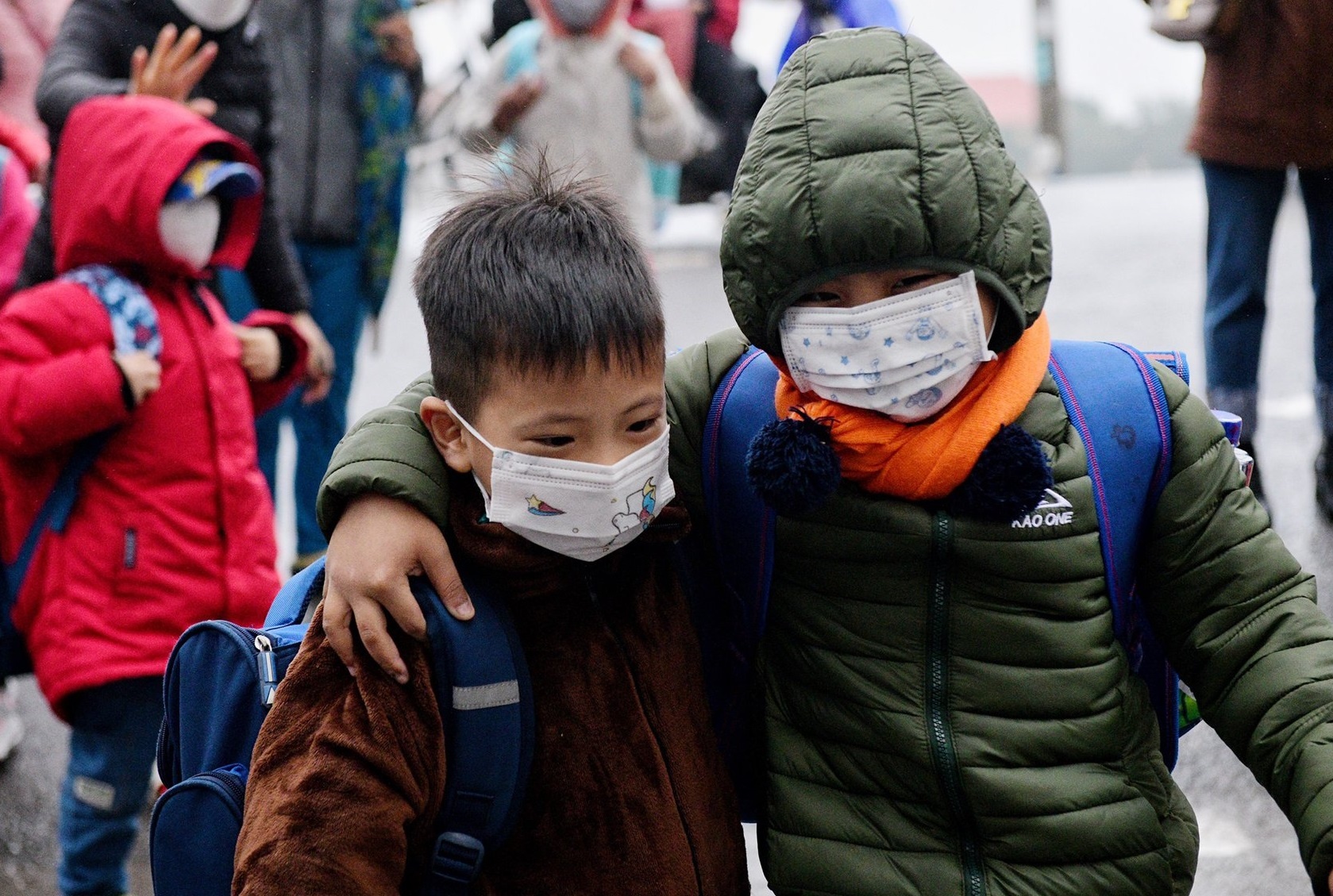 Can co giai phap de phu huynh yen tam khi tre tro lai truong hinh anh