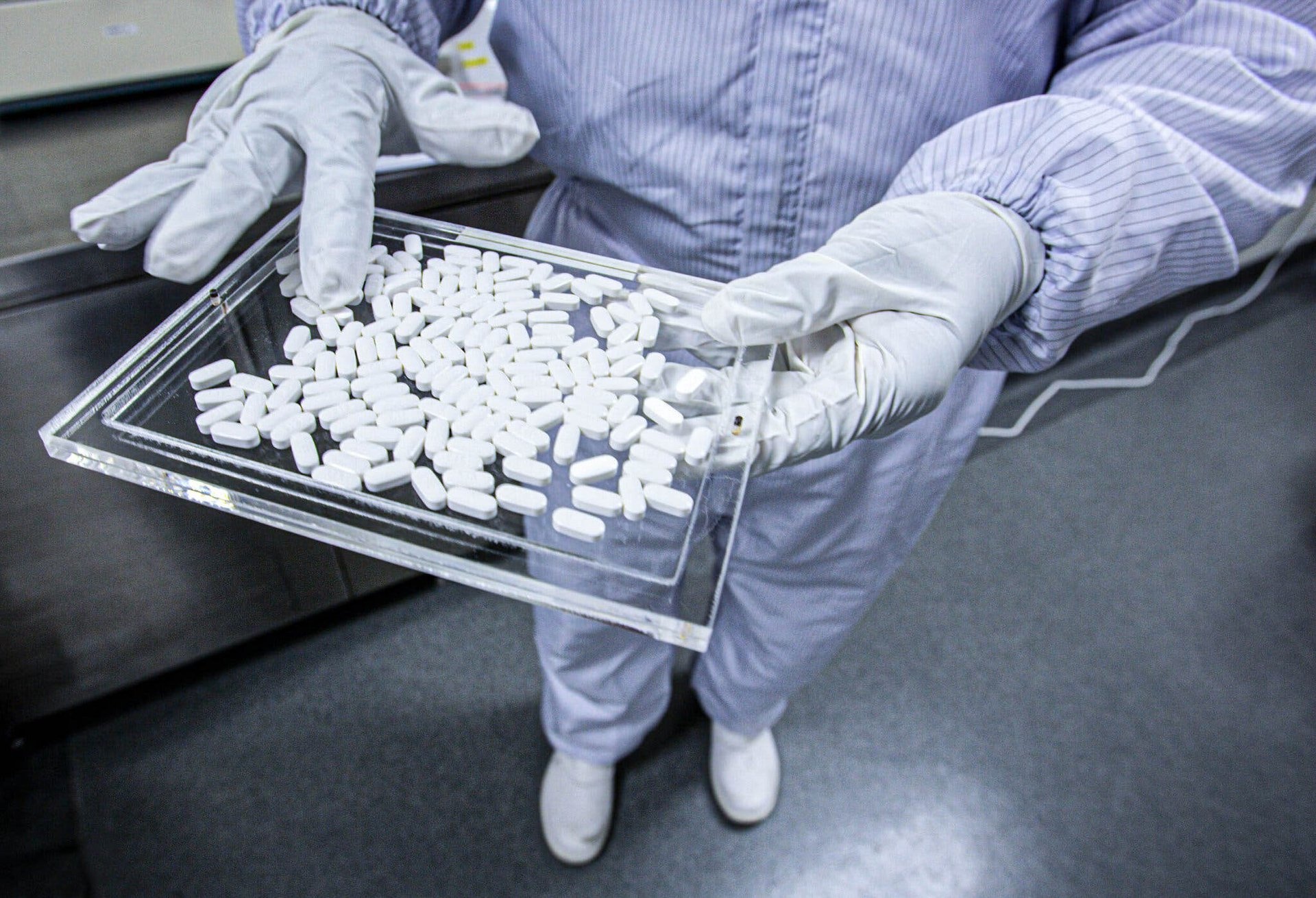 Tai sao can phat trien them thuoc dieu tri Covid-19? hinh anh