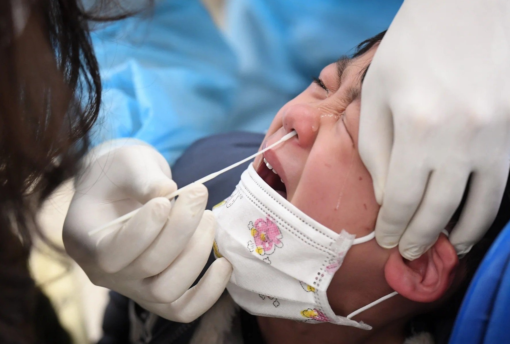 Nhung sai lam khi dieu tri Covid-19 cho tre hinh anh