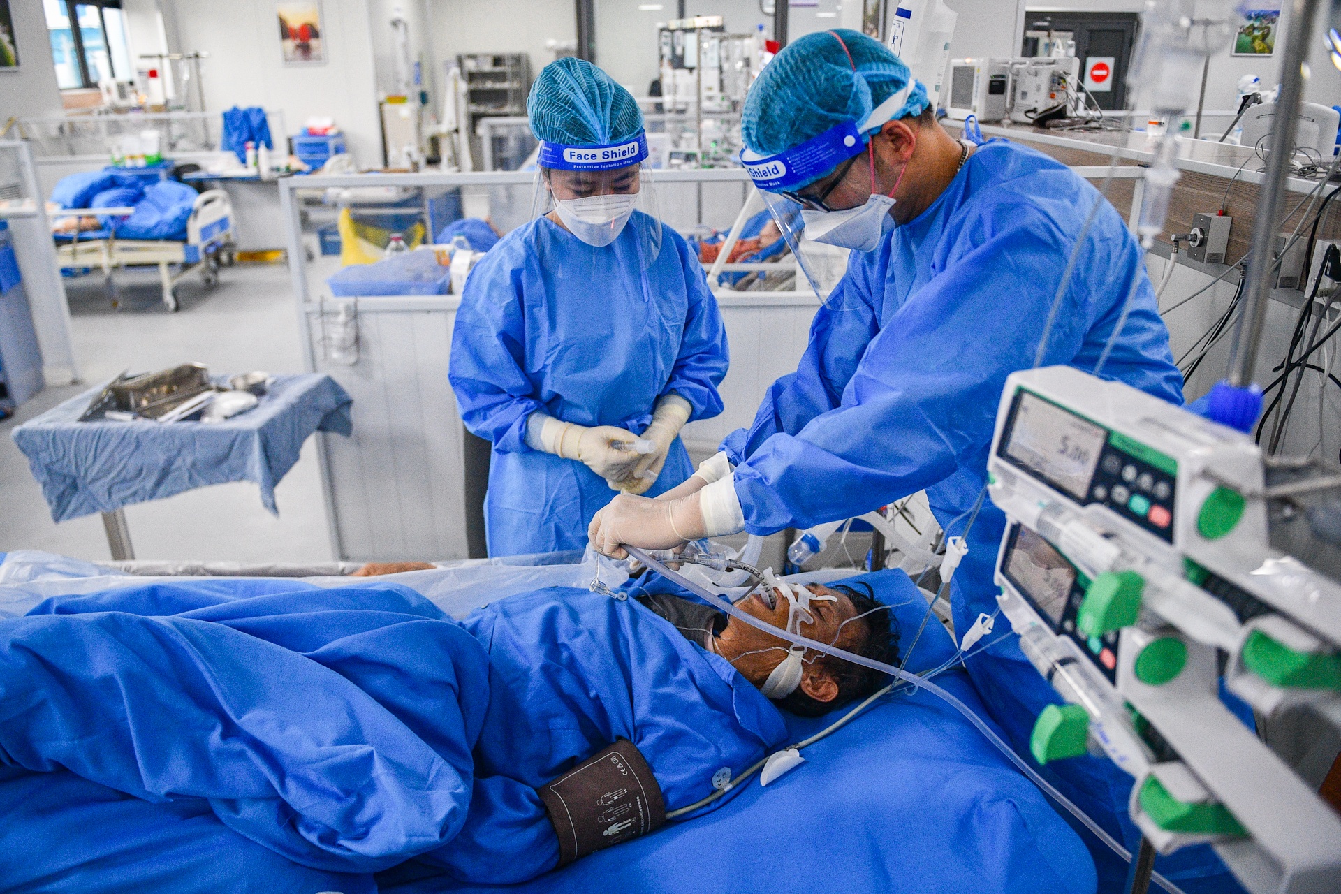 F0 nang va tu vong tai benh vien dieu tri Covid-19 Ha Noi giam manh hinh anh