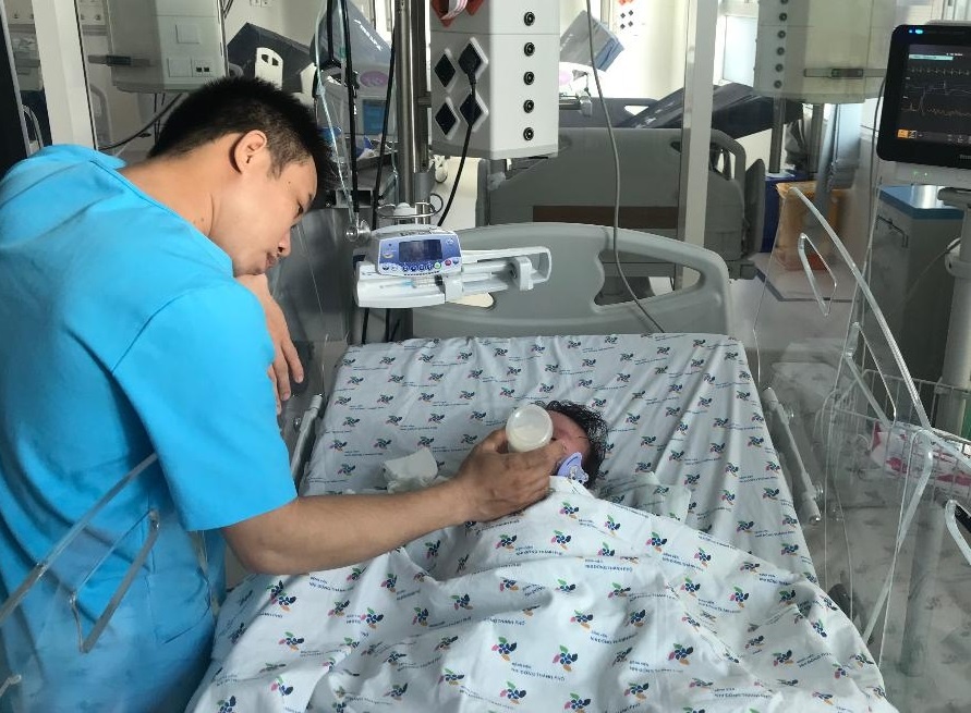 Be 7 thang tuoi nguy kich vi nham sot xuat huyet voi roi loan tieu hoa hinh anh