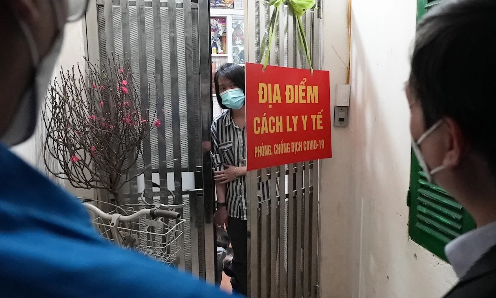 Bo Y te: F0 duoc ra khoi nha nhung phai deo khau trang hinh anh