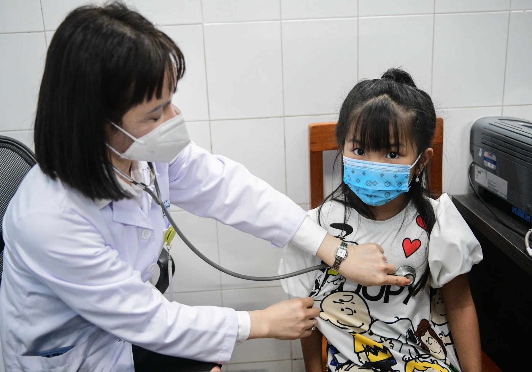 6 dau hieu tre phai den benh vien sau khi khoi Covid-19 hinh anh