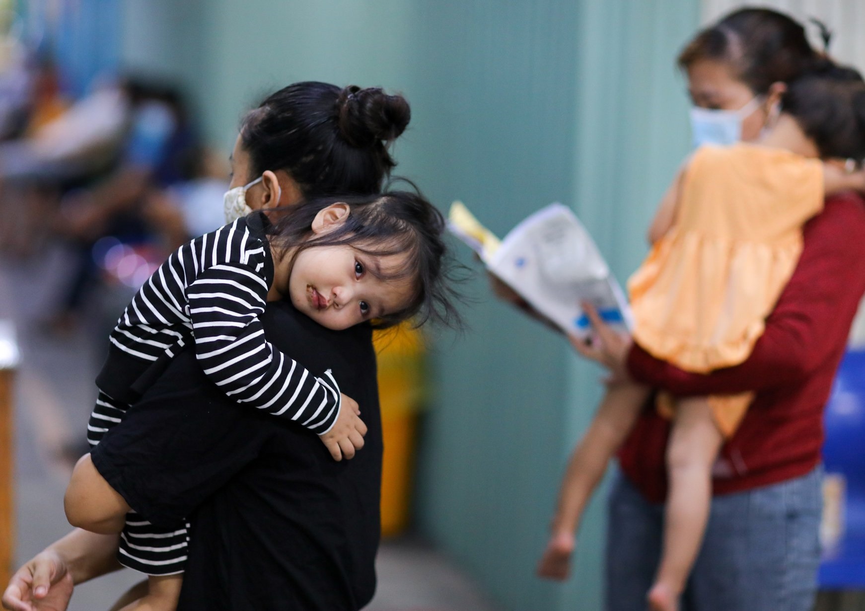 Thoi diem can cho tre kham hau Covid-19 hinh anh