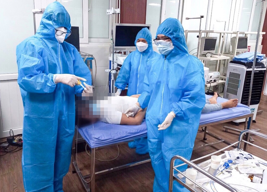 Nguoi dan ong mac Covid-19 tac phe quan vi tu chua ho hinh anh