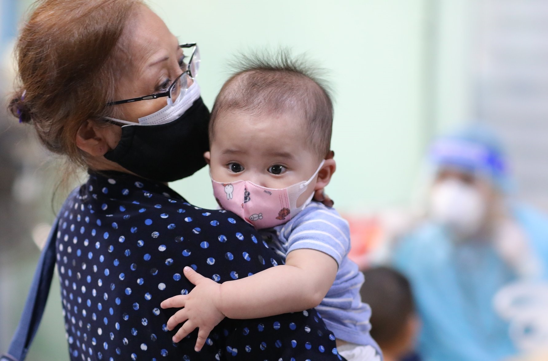 Kham hau Covid-19 cho tre gom nhung gi? hinh anh