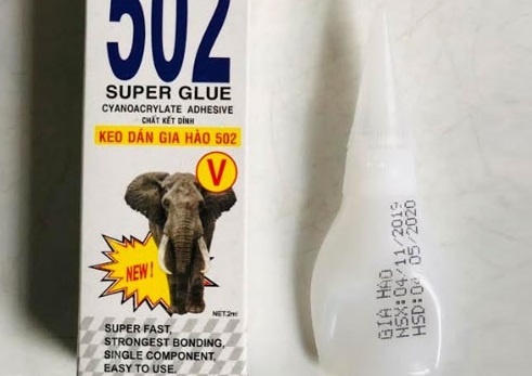 Be 3 tuoi dung keo 502 do vao vung kin hinh anh