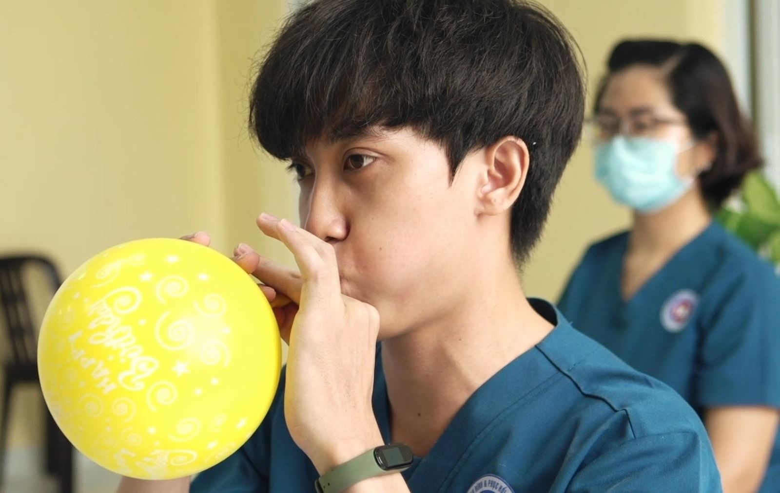 7 bai tap phuc hoi chuc nang phoi hau Covid-19 hinh anh