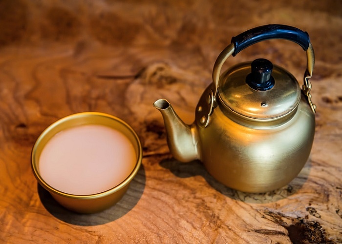 Be 2 tuoi hon me sau khi uong gan het bat ruou hinh anh