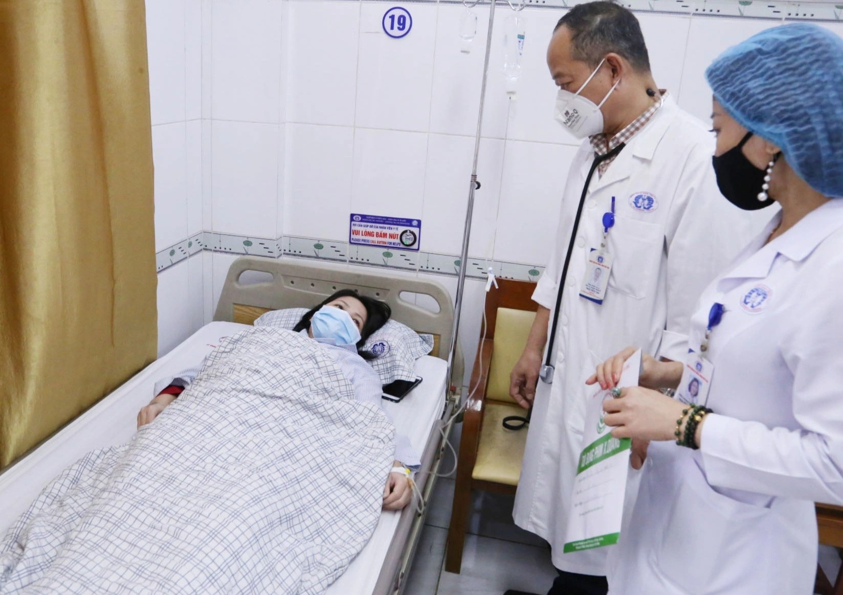 Nguoi phu nu bi co giat sau khi khoi Covid-19 hinh anh